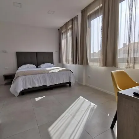 Luxury Pino بيت ضيافة سبليت