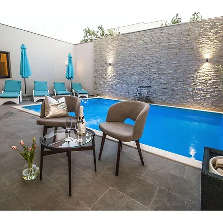 Luxury Pino Pensión 4*